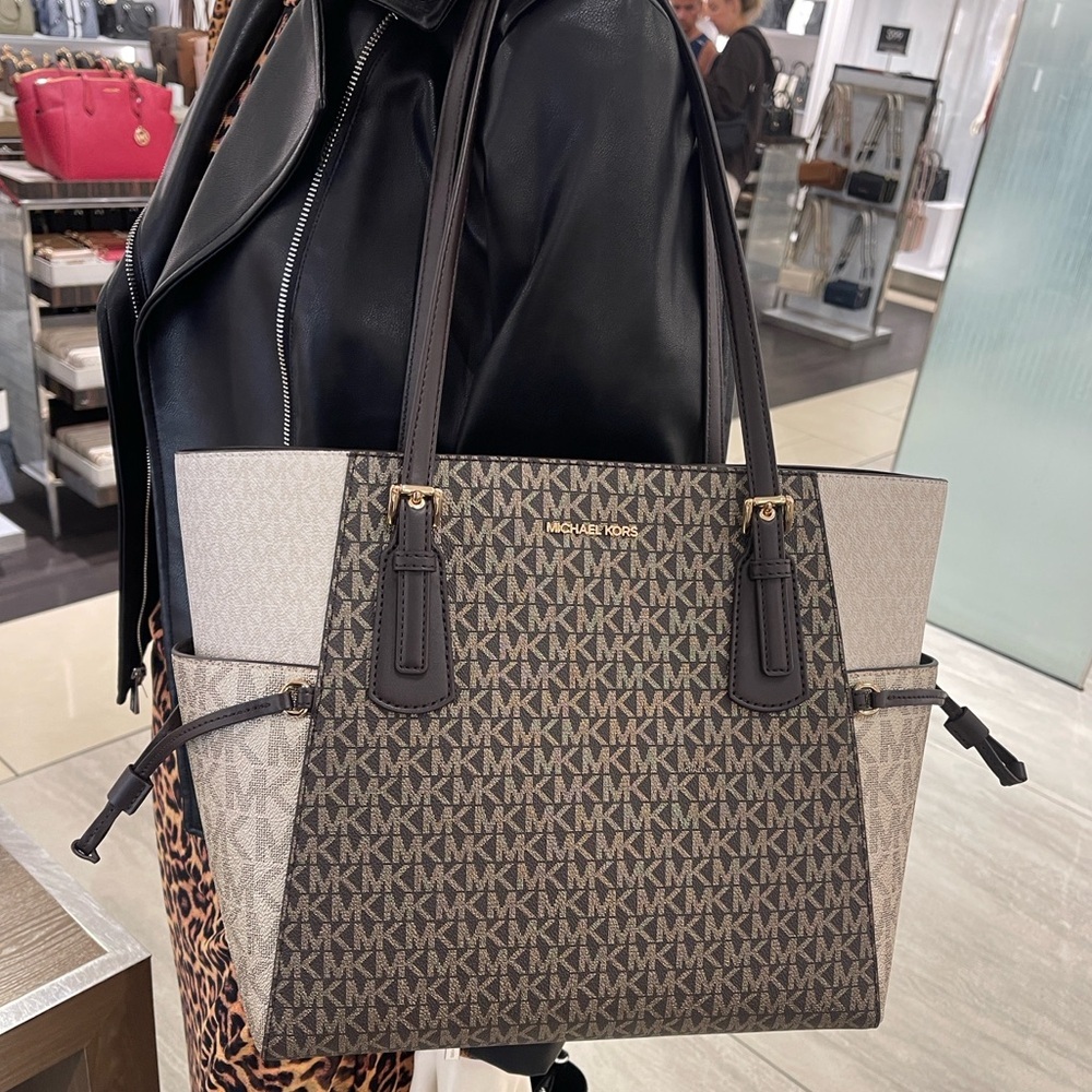 MICHAEL KORS Voyager Lg Color-Block Metallic Signature Logo EW Tote 
Brown 
NWT - Picture 15 of 16
